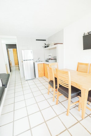 Standard Suite, Balcony | Dining - Marea by Mar Paraíso Queen (Acapulco)