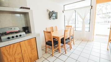Standard Suite, Balcony | Dining