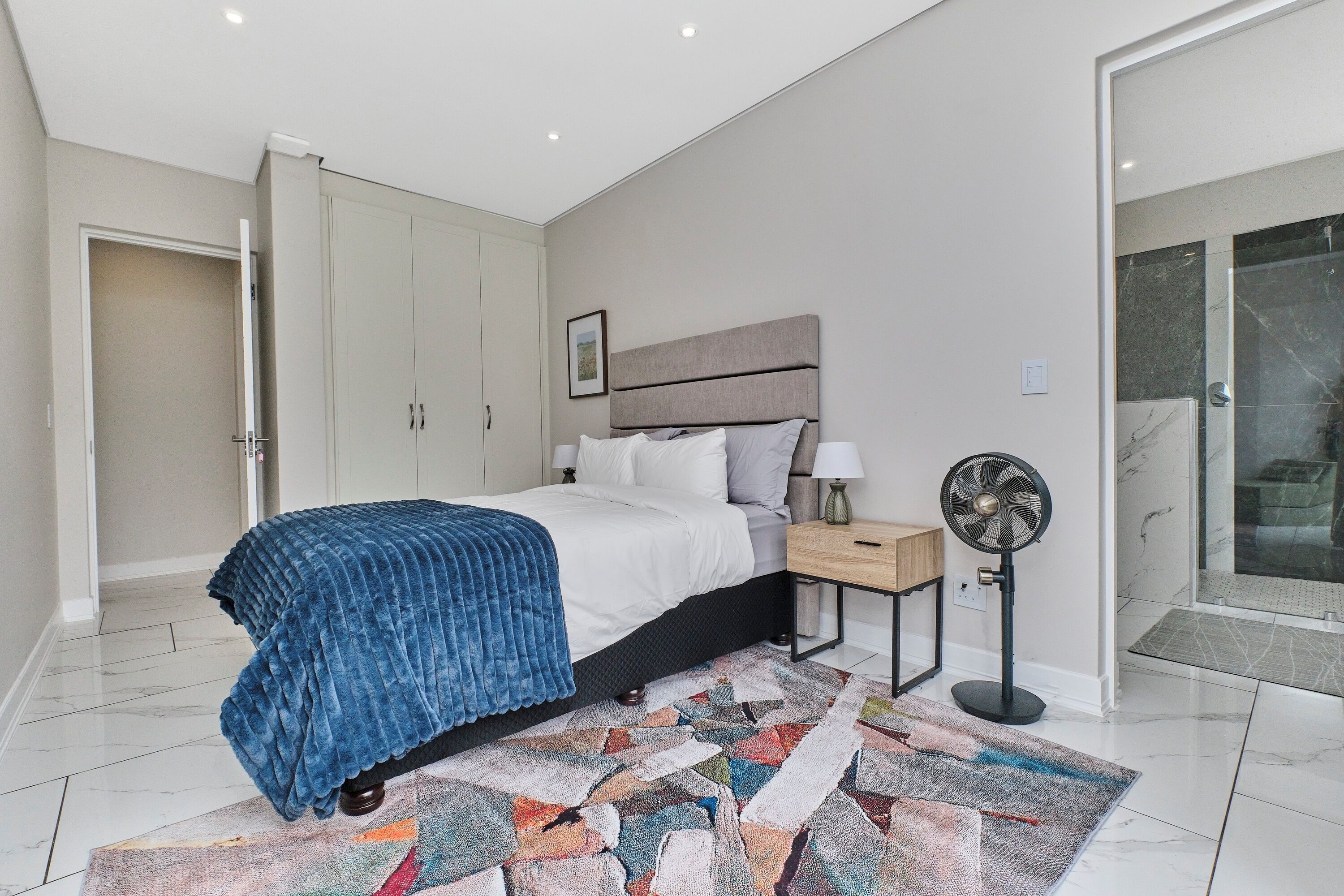 4 bedrooms, iron/ironing board, internet, bed sheets
