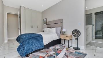 4 bedrooms, iron/ironing board, internet, bed sheets