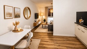 A modern apartment with a dining area, a living room, and a kitchen. - Comfortable Premium Business Apartment Darmstadt-Griesheim Including parking space (Griesheim)