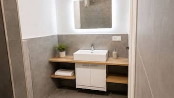 Haartrockner, Handtücher, Seife, Toilettenpapier