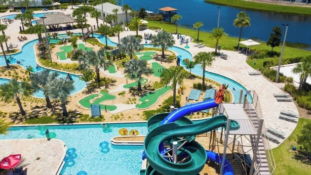 Ein Resort mit großem Pool, Wasserrutschen und einem Golfplatz.