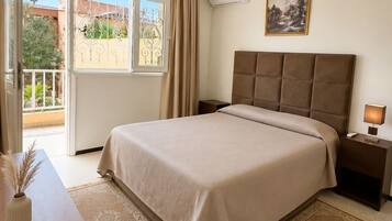 Iron/ironing board, WiFi, bed sheets