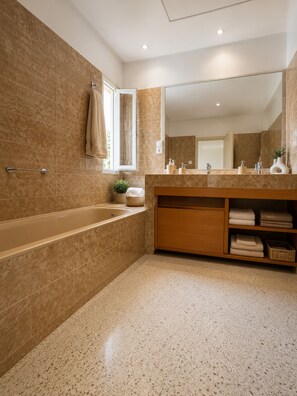 Een douche, een haardroger, een bidet, handdoeken