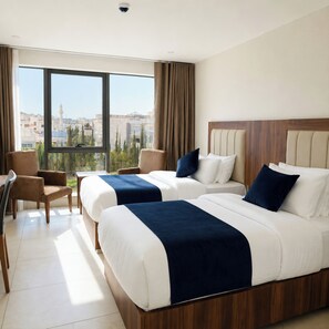 Chambre Deluxe avec lits jumeaux, vue ville | Bureau, fer et planche à repasser, Wi-Fi gratuit
