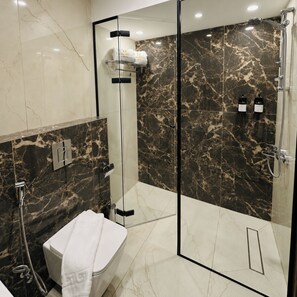 Deluxe Suite, City View | Bathroom | Free toiletries, hair dryer, slippers, towels - Ten Hills Hotel (Amman)