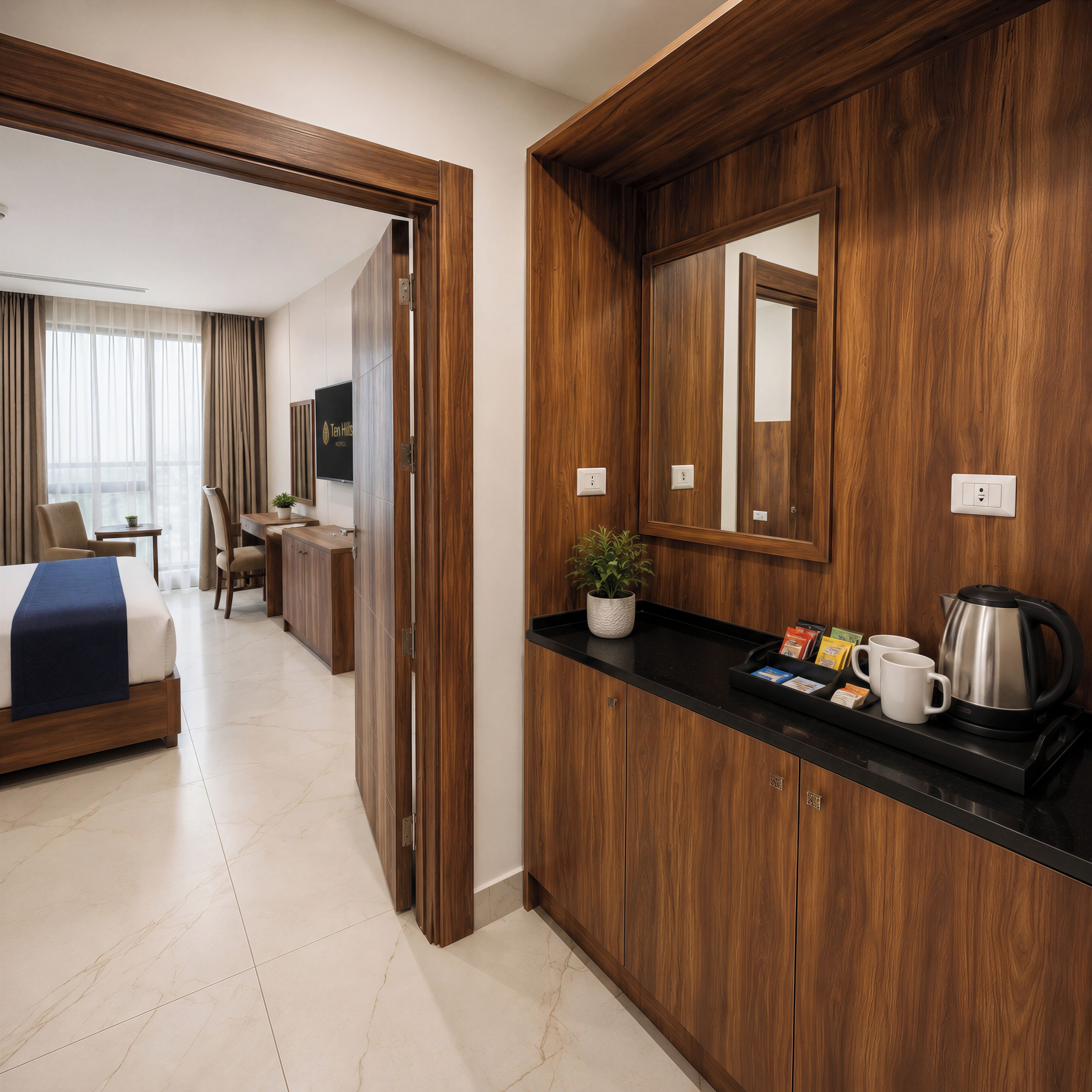 Una habitación de hotel con cama, escritorio, espejo y cafetera.