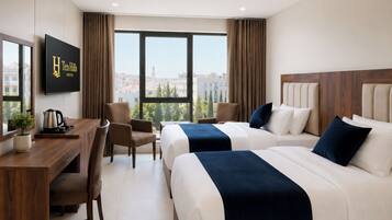 Quarto duplo luxo, vista para a cidade | Escrivaninha, ferros/tábuas de passar roupa, Wi-Fi de cortesia