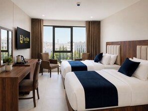 Chambre Deluxe avec lits jumeaux, vue ville | Bureau, fer et planche à repasser, Wi-Fi gratuit