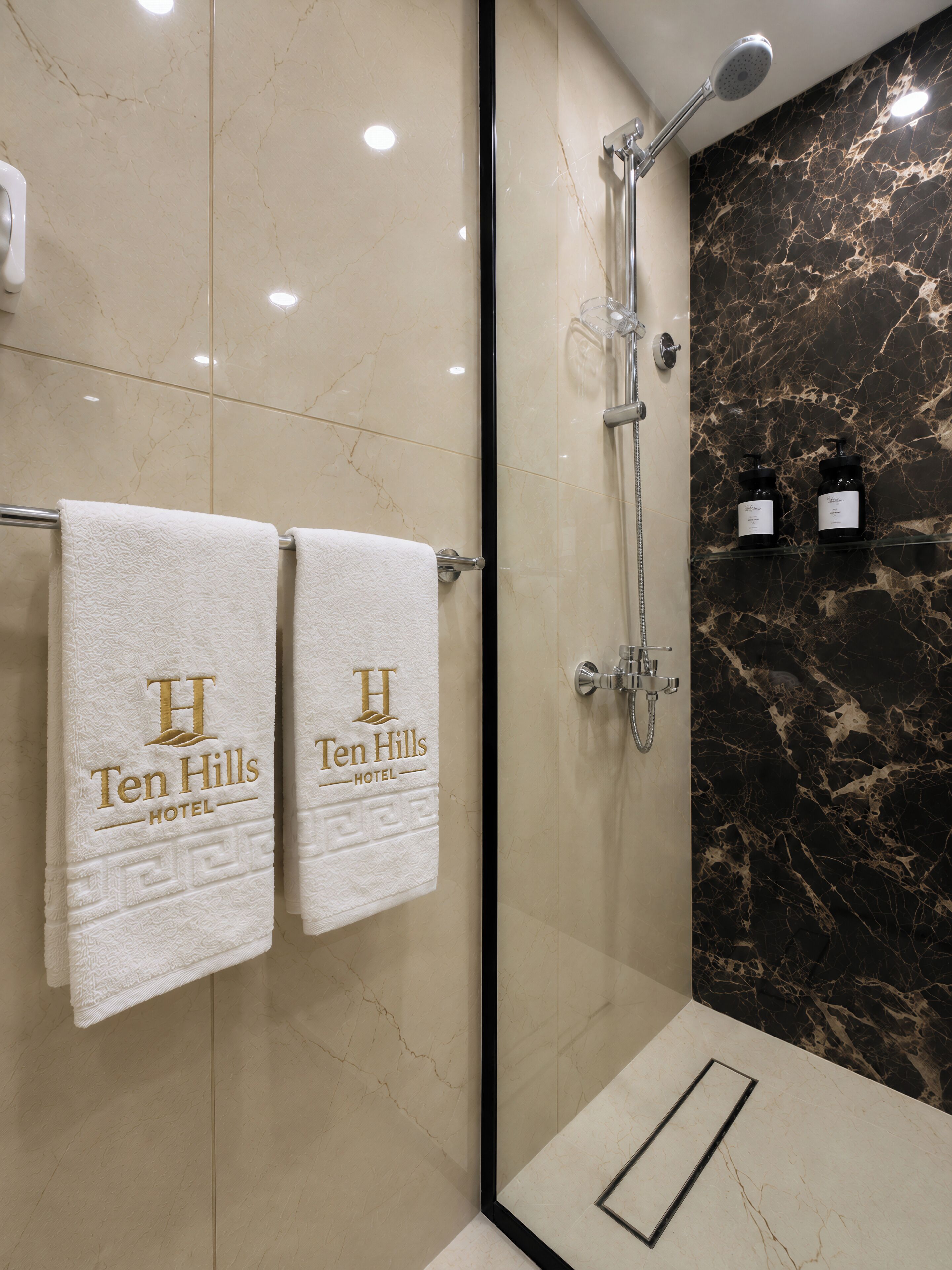 Articles de toilette gratuits, sèche-cheveux, chaussons