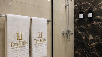 Articles de toilette gratuits, sèche-cheveux, chaussons