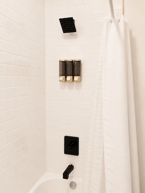 Haartrockner, Handtücher, Seife, Toilettenpapier