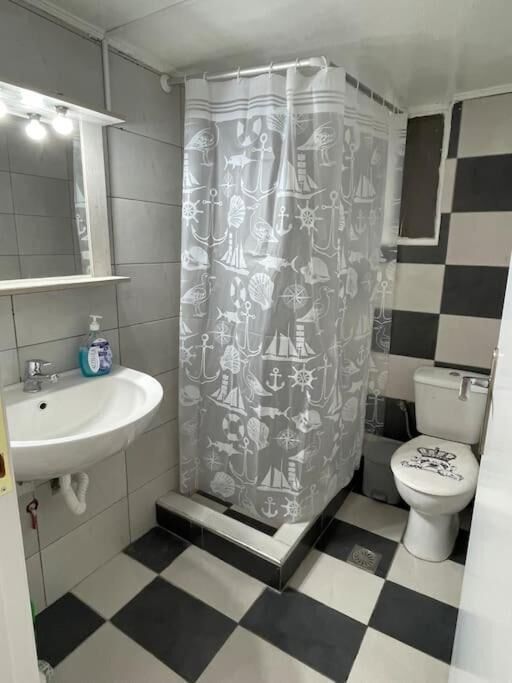 Appartement, balkon | Badkamer