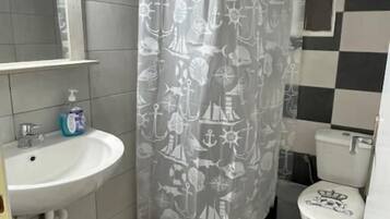 Appartement, balkon | Badkamer