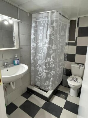 Bathroom - Nikea apartment near Pireus & metro III (Nikaia)