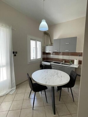 Dining - Nikea apartment near Pireus & metro III (Nikaia)