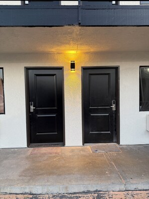 Exterior detail - Harbor bay inn (Costa Mesa)