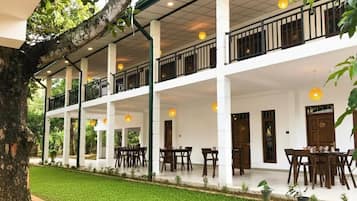 Kamar Double Deluks, balkon, pemandangan kebun | Tempat makan outdoor