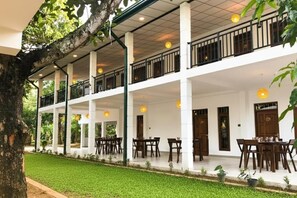 Habitación Deluxe doble, balcón, vistas al jardín | Restaurante al aire libre