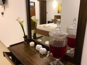 Habitación Deluxe doble, balcón, vistas al jardín | Espacio para trabajar con un portátil y wifi gratis