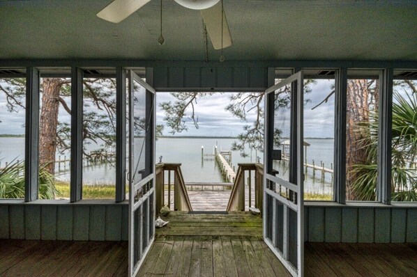 Eine offene Terrasse mit Blick auf einen See und einen Steg.