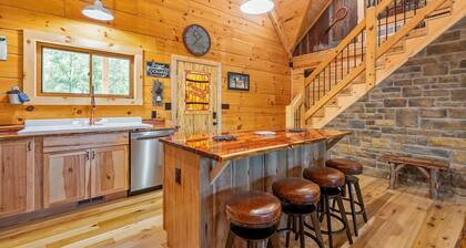 Luxury Log Cabin, Pet Friendly, Hot Tub, Golfing, Near Brown County State Park