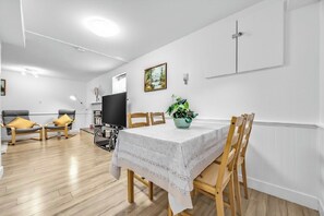 Dining - Cozy & Stylish 2BR Suite in West Vancouver (West Vancouver)