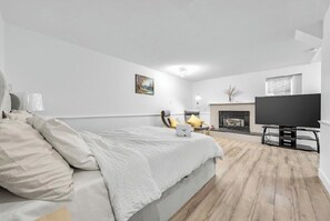 Room - Cozy & Stylish 2BR Suite in West Vancouver (West Vancouver)