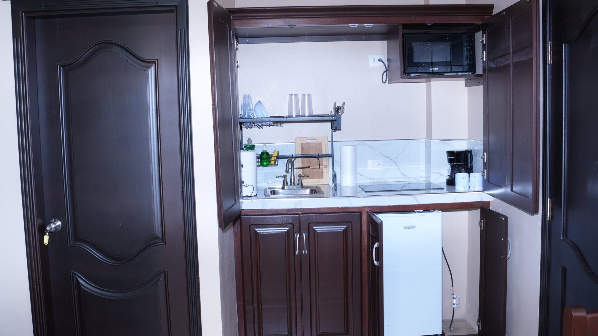 Frigobar, microondas, placa de cocina, utensilios de cocina