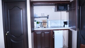 Chambre Deluxe avec lits jumeaux | Cuisine privée | Mini-réfrigérateur, four à micro-ondes, surface de cuisson
