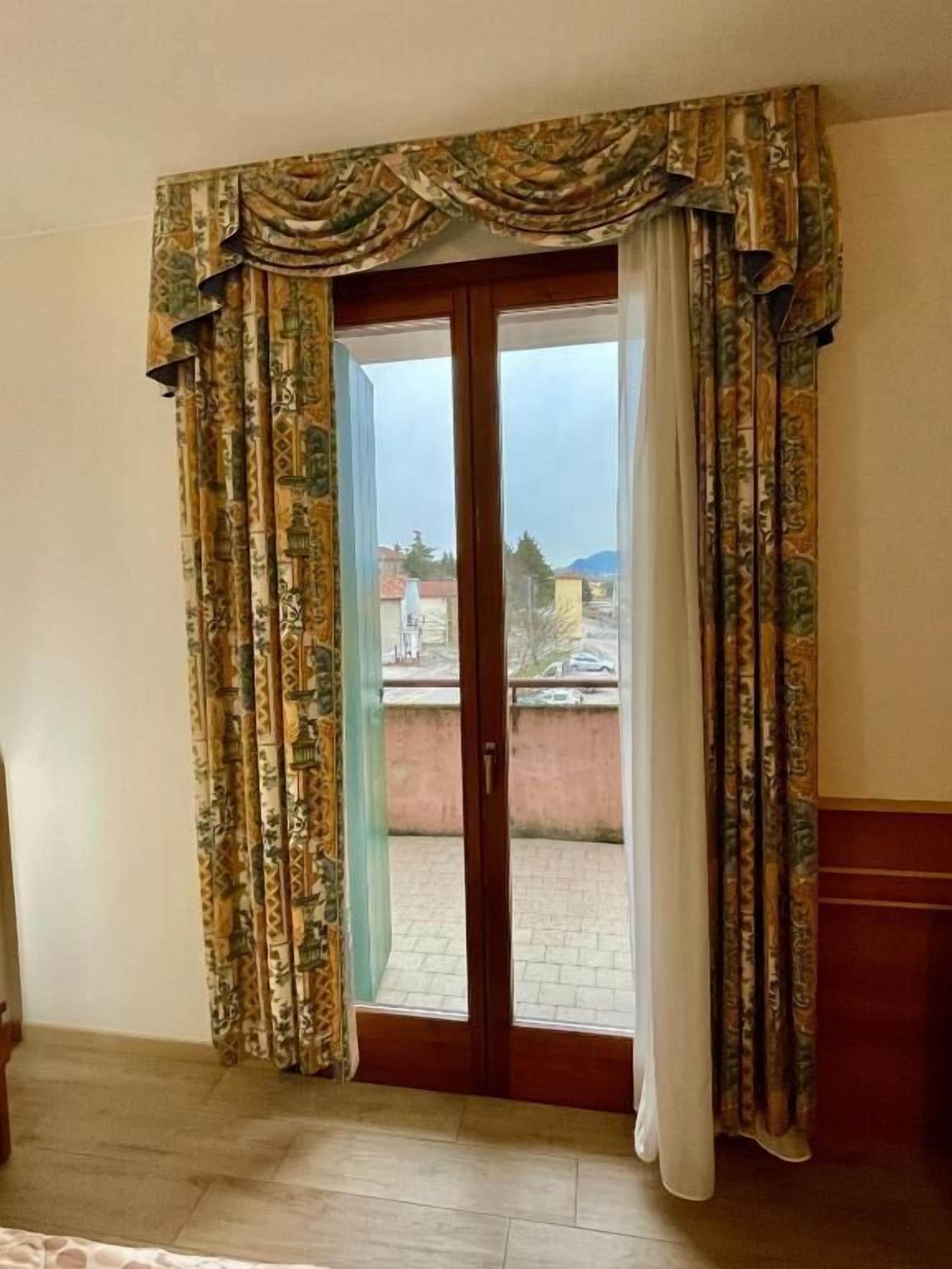 Una habitación con una puerta corrediza de vidrio que da a un espacio exterior.