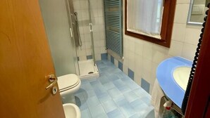经典单人房, 阳台 | 浴室 | 淋浴设施、免费洗浴用品、吹风机、毛巾