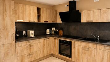 Fridge, oven, stovetop, dishwasher