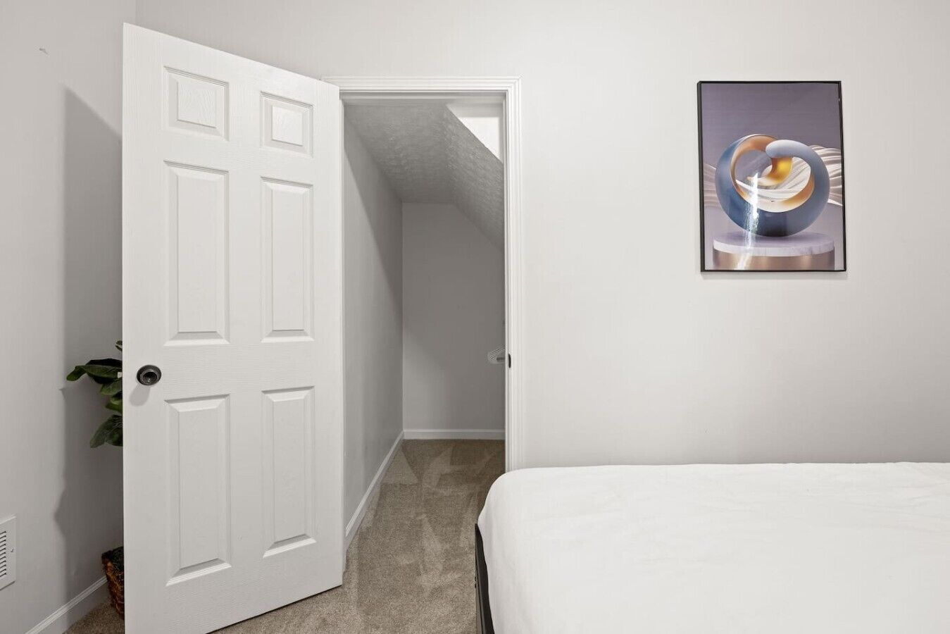Desk, iron/ironing board, WiFi, bed sheets