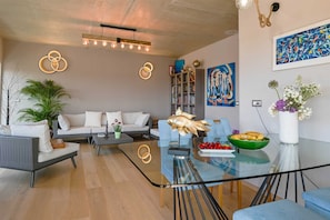 Ein stilvolles Wohnzimmer mit einer Couch, einem Couchtisch und einer dekorativen Fischskulptur.