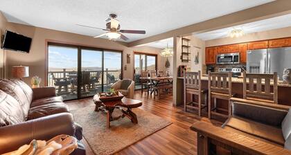 Rustic-Luxe Lakeview Condo near Silver Dollar City