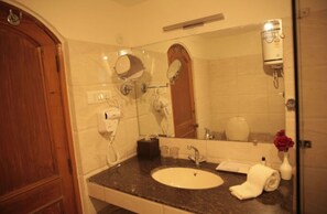Shower, hair dryer, towels, soap - Hilltone Resort (Badgran)