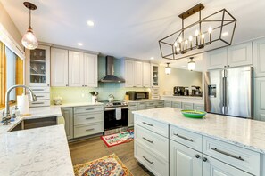 Private kitchen - Sugarbush Townhouse — Shuttle to the Slopes - Near Biking and Hiking Trails (Warren)