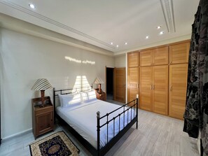 Iron/ironing board, Internet, bed sheets