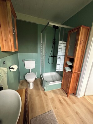 Dusche, Haartrockner, Handtücher, Seife