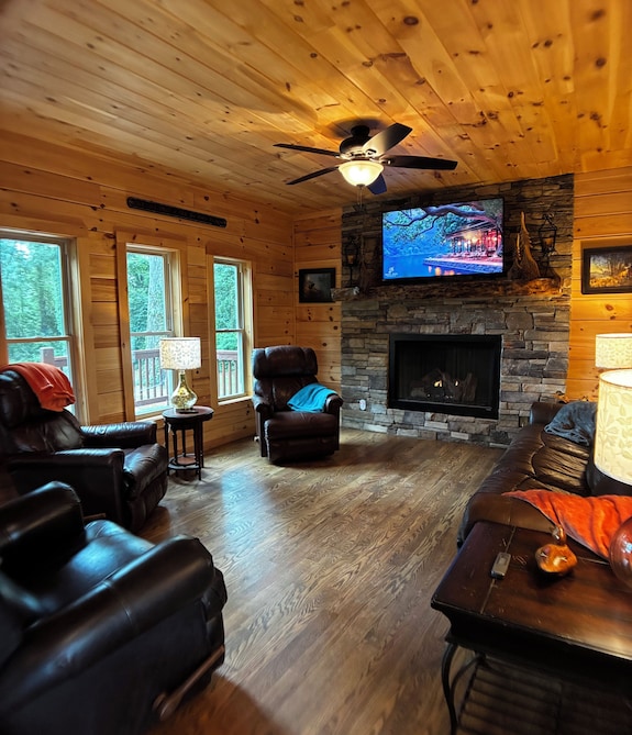 ⭐️ New ⭐️ Ridgecrest Lodge: Retreat W Mountain Views - Huge 1st Renter Discount - Tryon, NC