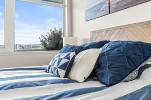 Iron/ironing board, WiFi, bed sheets - Waterfront 1BR Modern Condo | Friday Harbour (Innisfil)