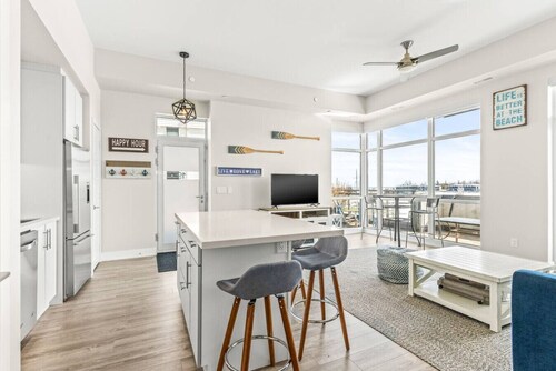 Waterfront 1BR Modern Condo | Friday Harbour