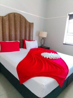 Desk, laptop workspace, soundproofing, free WiFi - Neo & Ruks Guest Houses  (Cape Town)