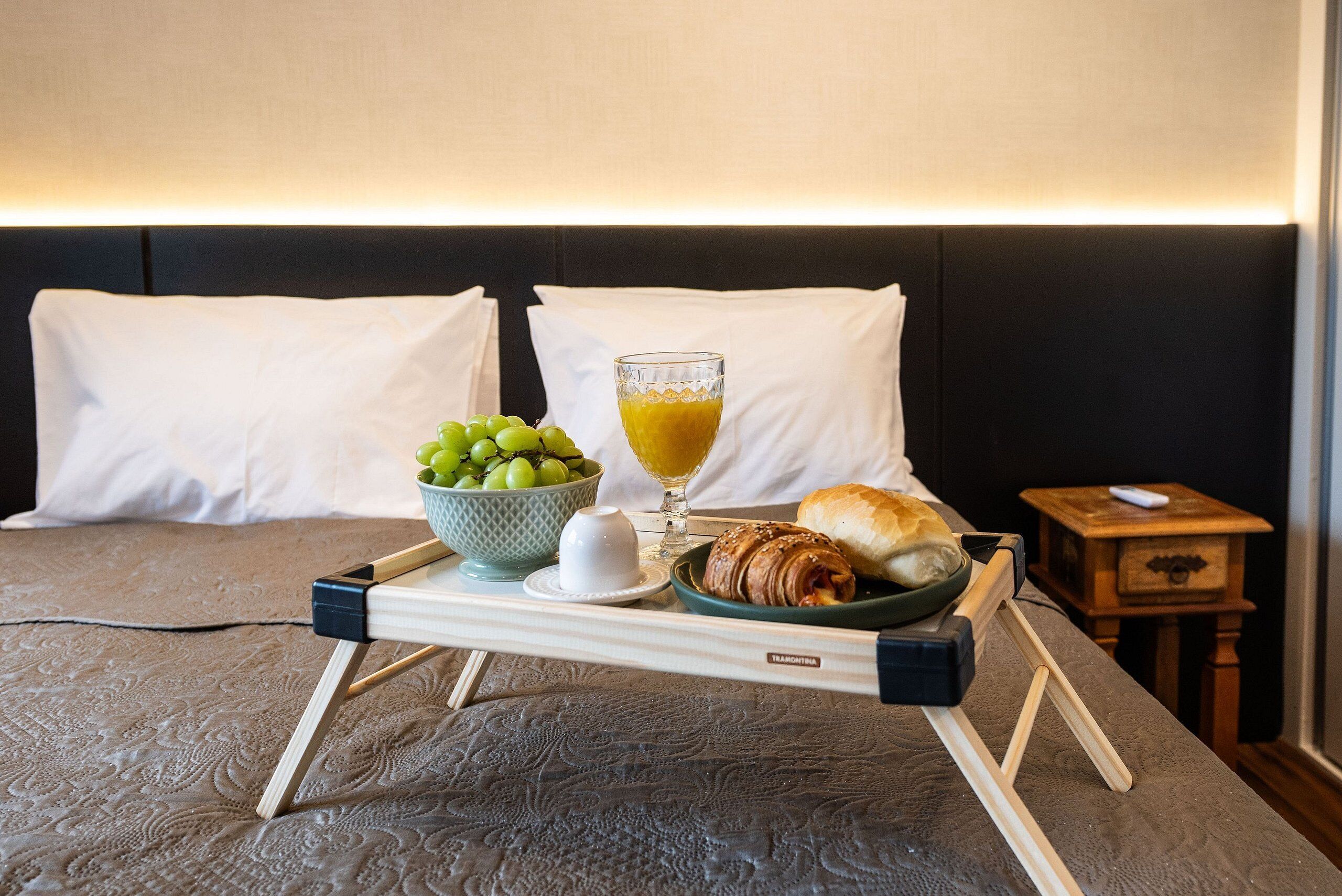 Appartement Confort | Rideaux d’obscurcissement, fer et planche à repasser
