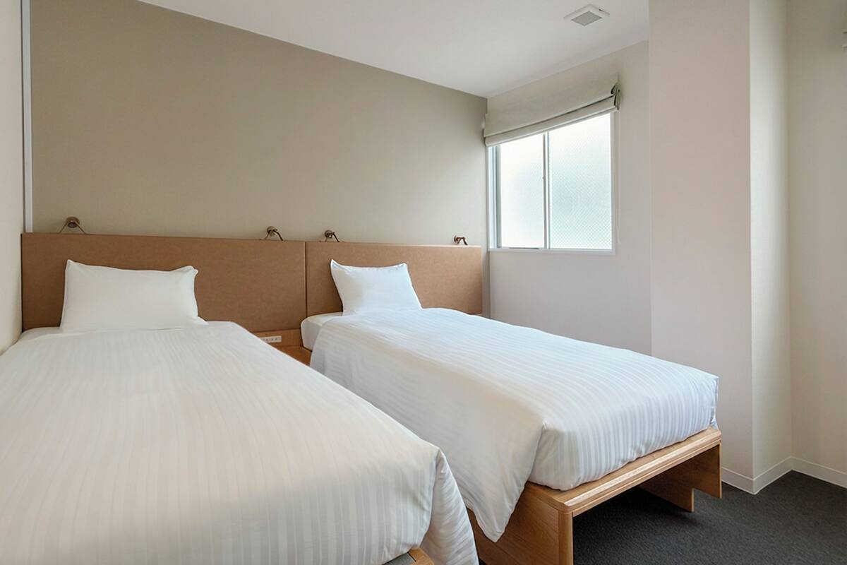 Twin Room | In-room safe, desk, iron/ironing board (on request), free WiFi