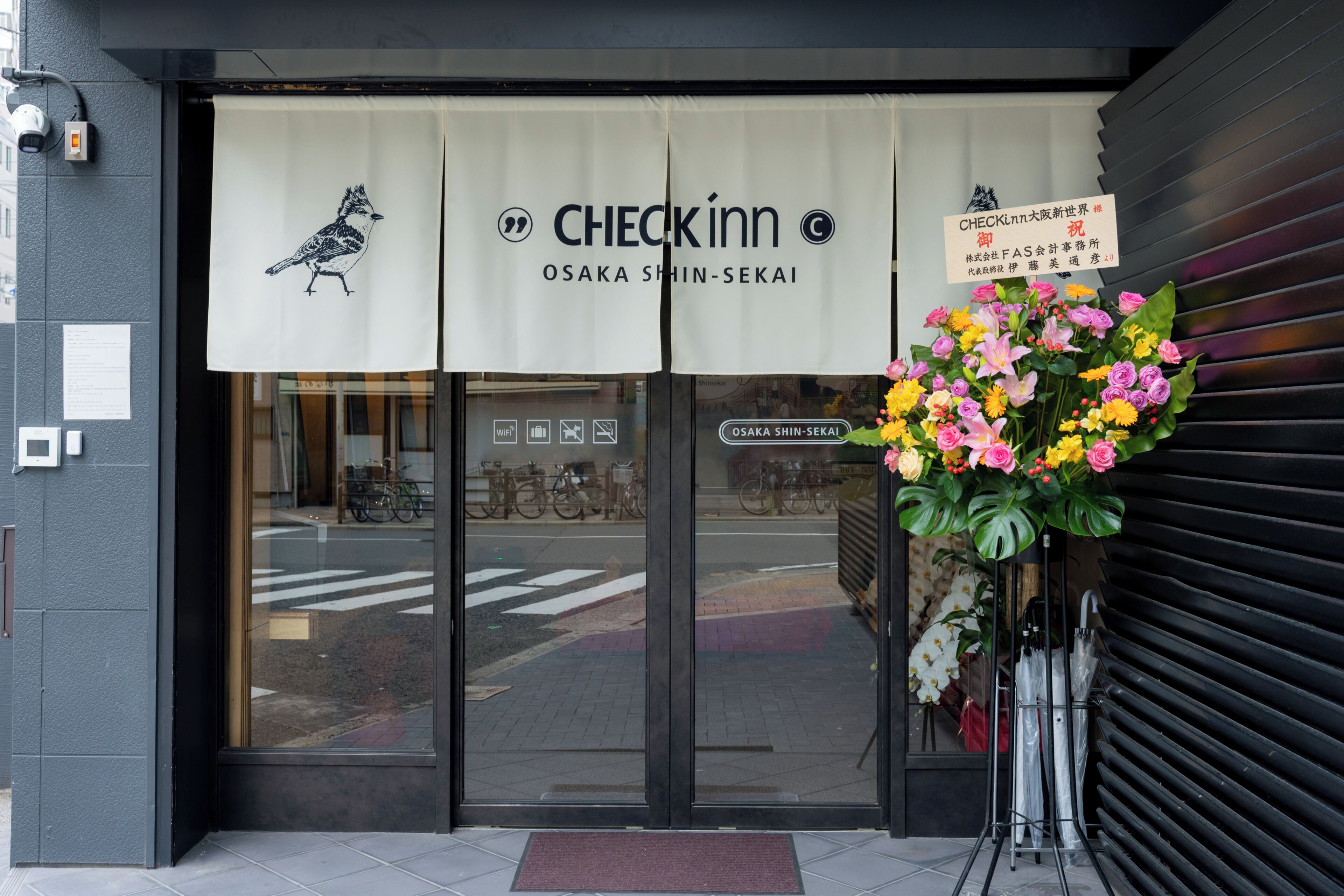 Vista frontal de la propiedad