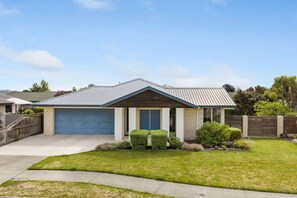 Exterior - Parkside Haven Retreat -  ideally positioned just 2 minutes from the CBD (Blenheim)