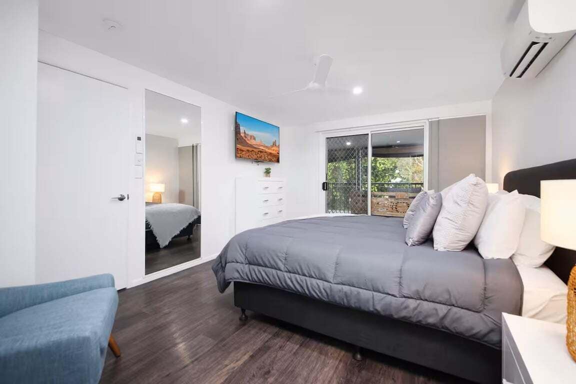5 bedrooms, iron/ironing board, WiFi, bed sheets